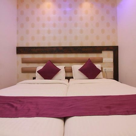 Hotel Modern Mumbai Bagian luar foto