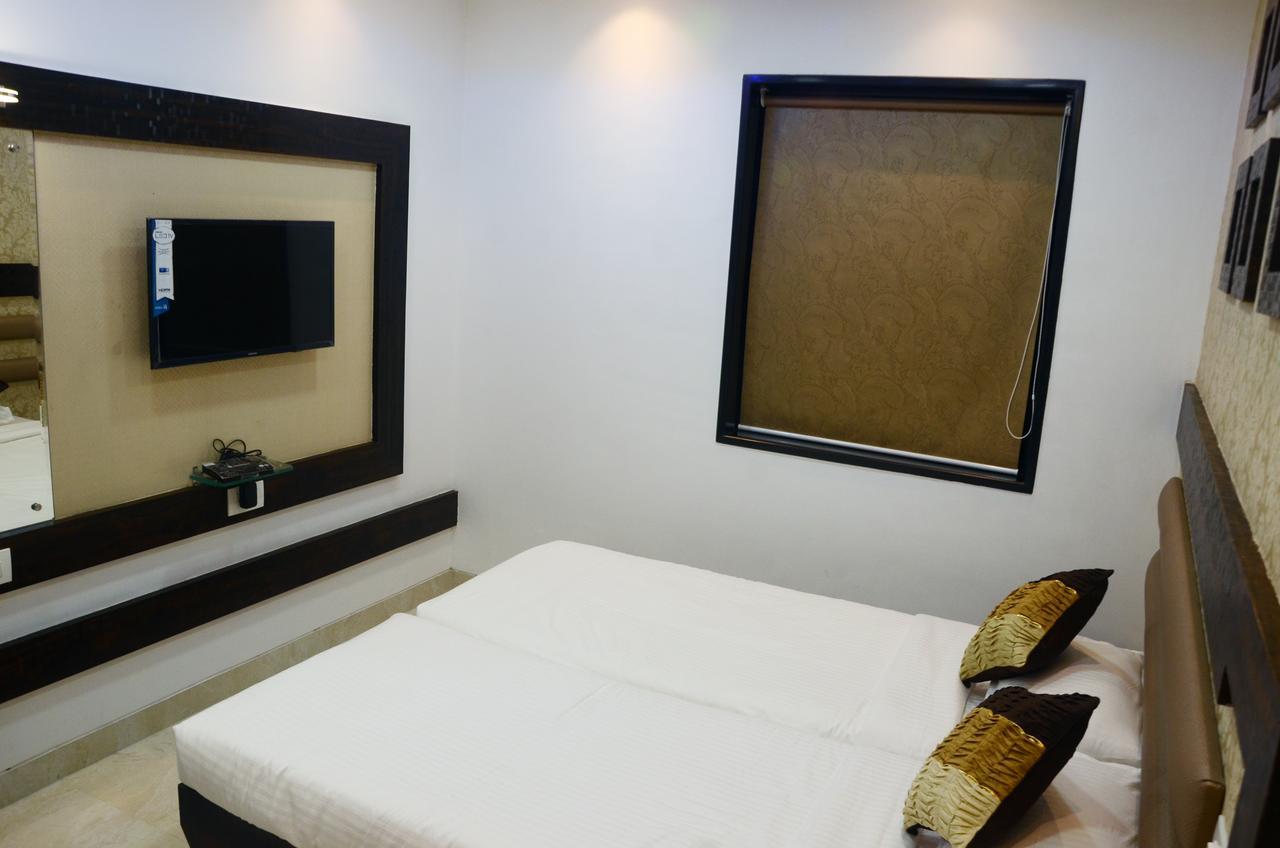 Hotel Modern Mumbai Bagian luar foto