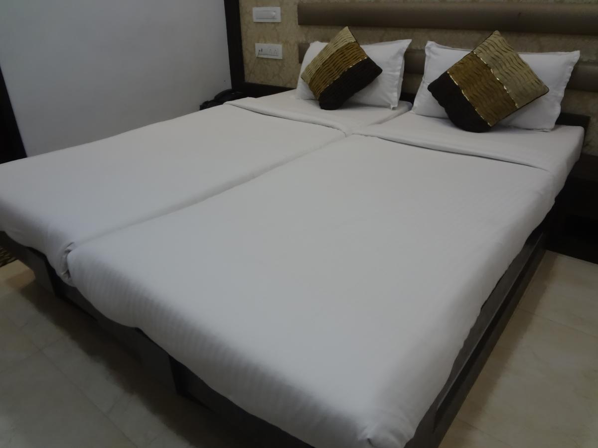 Hotel Modern Mumbai Bagian luar foto
