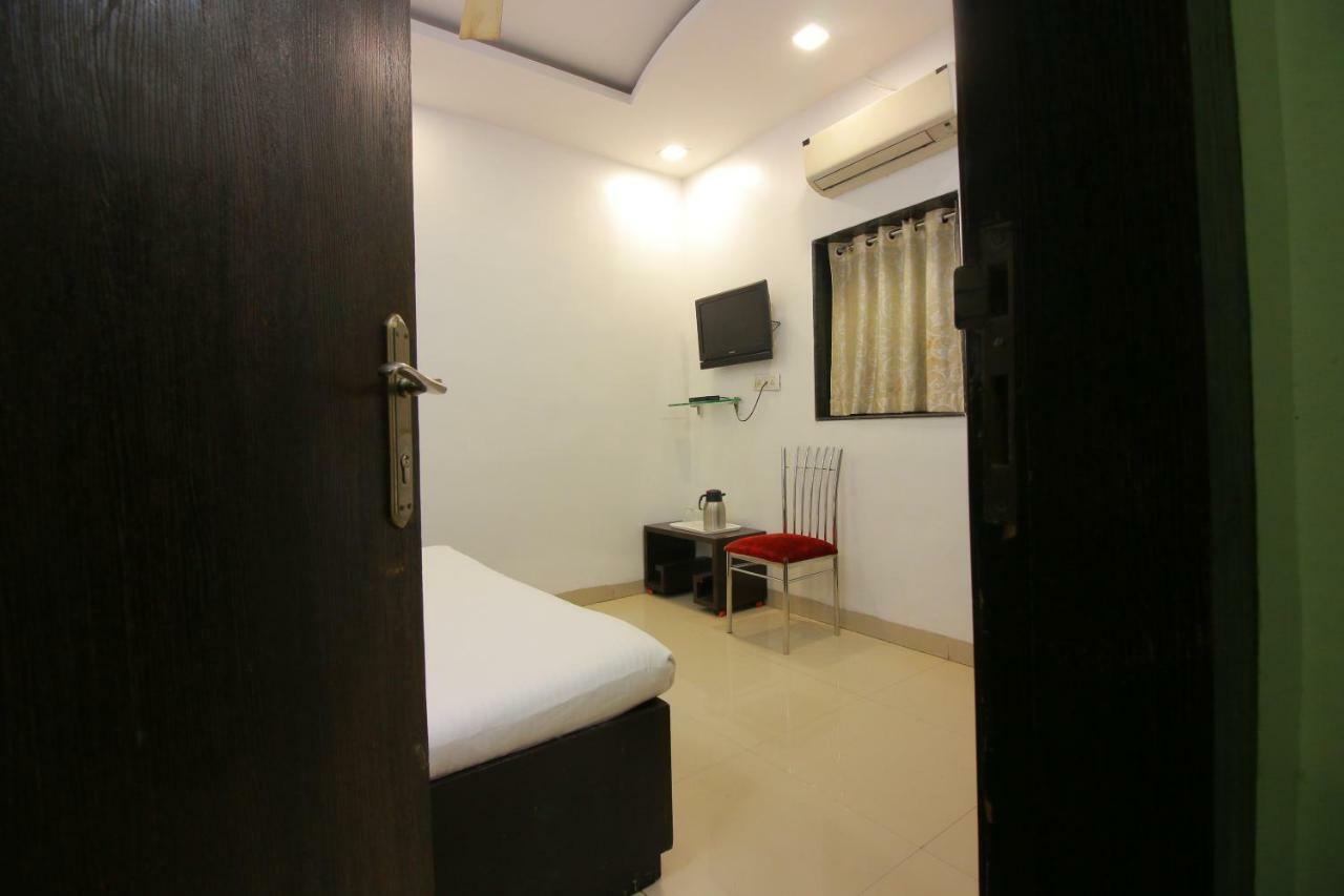 Hotel Modern Mumbai Bagian luar foto