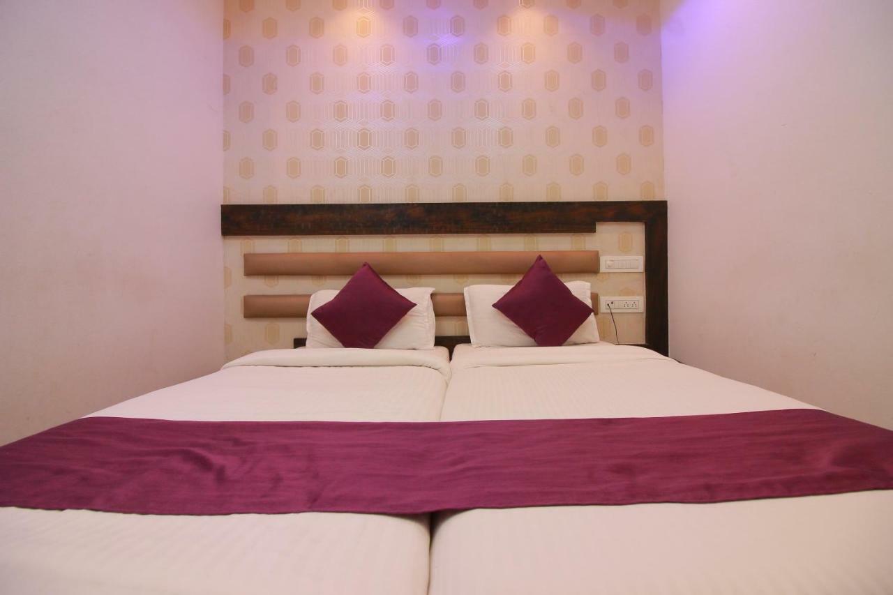 Hotel Modern Mumbai Bagian luar foto
